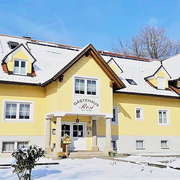 Eingang des Gästehauses
